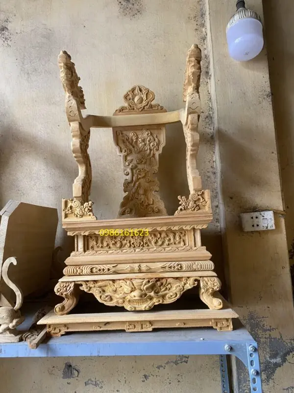 Ỷ thờ là gì? Ý nghĩa và cách phân biệt với ngai thờ trong thờ cúng gia tiên 2 Nên làm ỷ thờ bằng gỗ gì?