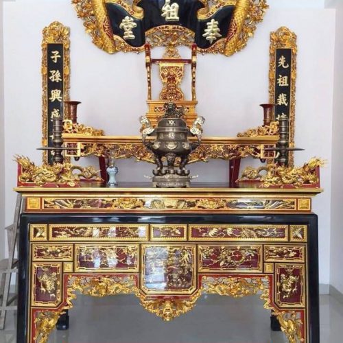 Gian thờ gia tiên đầy đủ