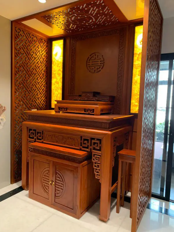 Bàn thờ gỗ sồi có tốt không? 3 Bàn thờ gỗ sồi có tốt không - 2