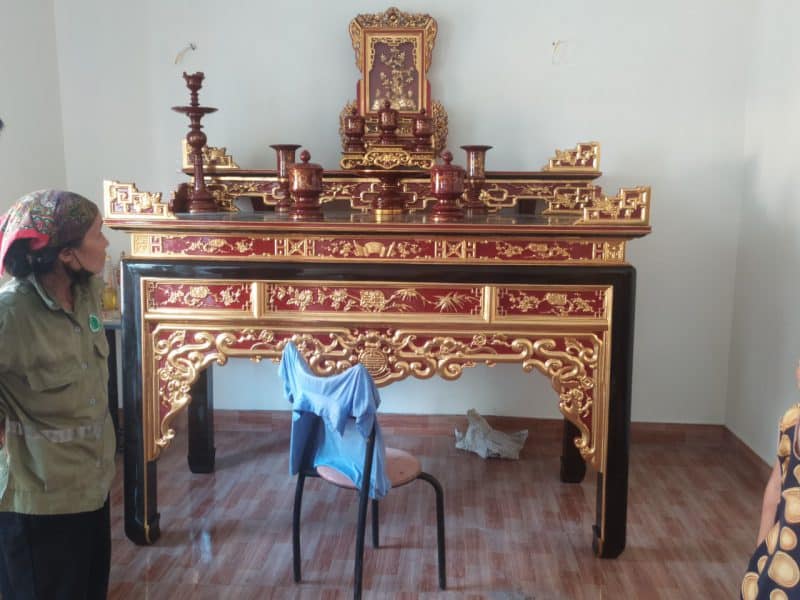 Cách bố trí bàn thờ phật và gia tiên vừa đẹp vừa phong thủy 4 bố trí bàn thờ phật và gia tiên - 3