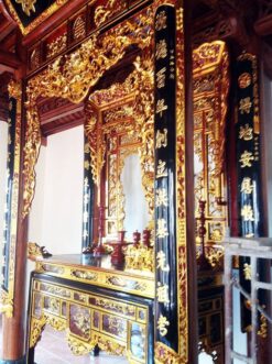 Alternative view of Hoành phi câu đối và cửa võng thờ gia tiên