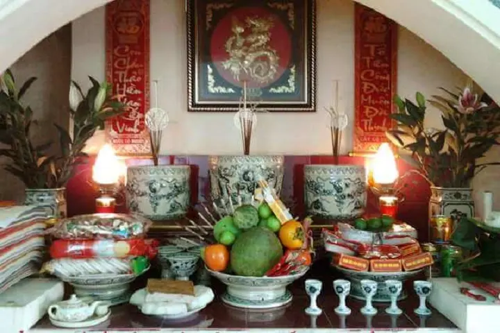 Bàn thờ thần linh gồm những gì để rước tài lộc vào nhà 2 bàn thờ thần linh có gì