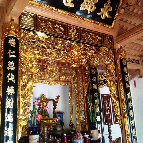 Hoành phi câu đối và cửa võng thờ gia tiên