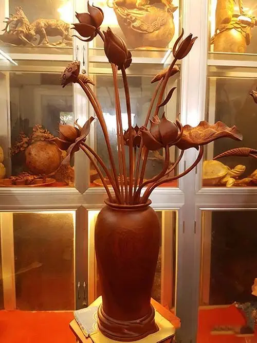 bình hoa sen gỗ để phòng khách
