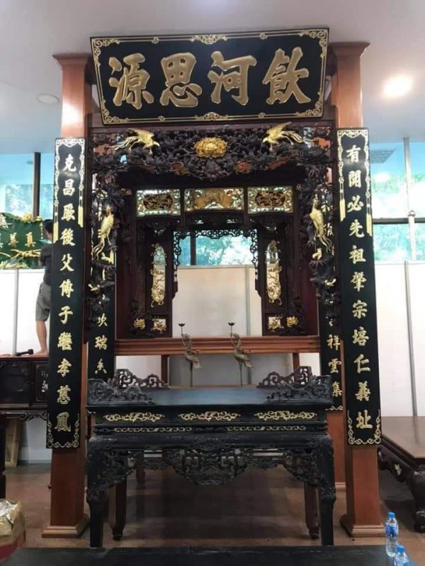 Hoành Phi Câu Đối Và Cửa Võng Gia Tiên – Làm Đồng Bộ 7 Bộ hoành phi câu đối nền màu trong không gian thờ gia tiên