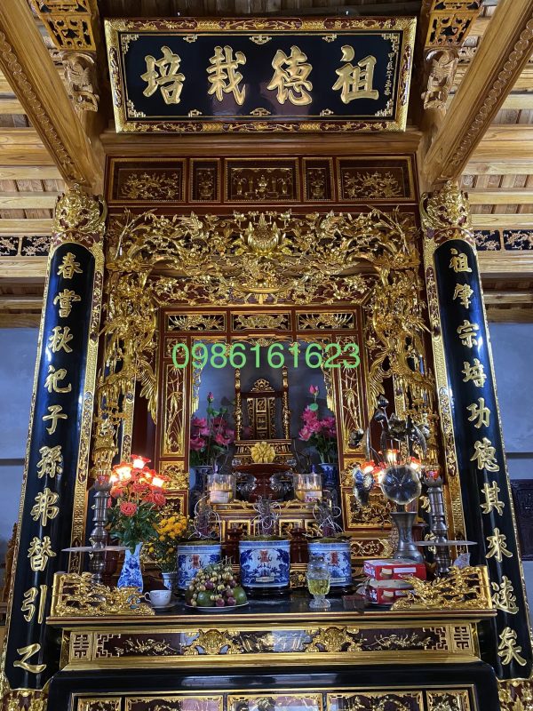 Bàn thờ trong nhà thờ họ
