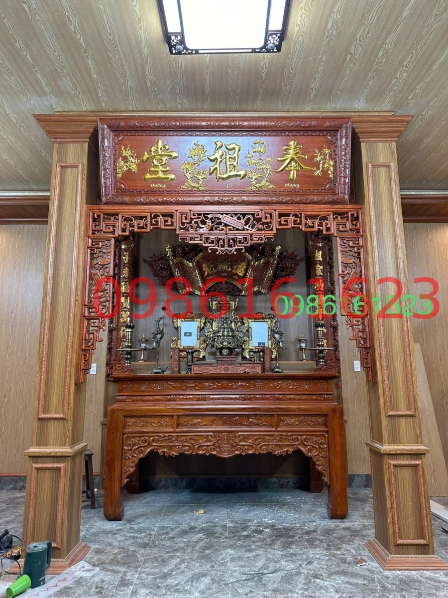 Giải pháp thi công bàn thờ đẹp cho nhà chung cư, nhà hiện đại 2 Bàn thờ gỗ hương phun PU cho nhà hiện đại