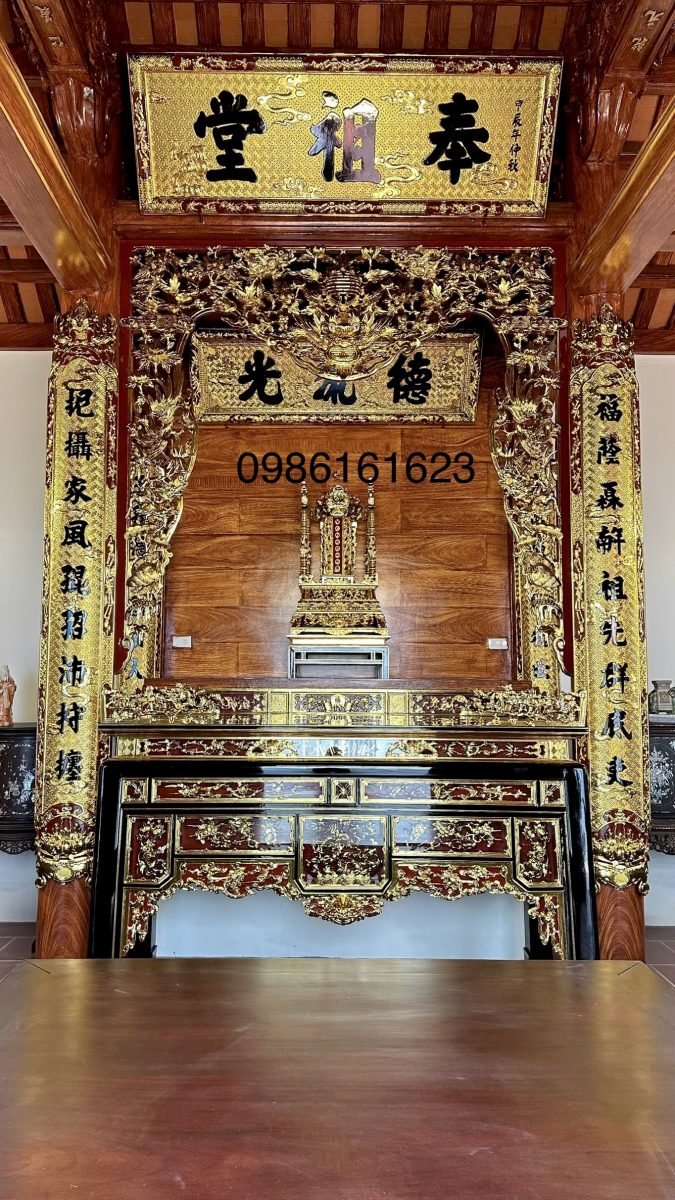 20 Mẫu bàn thờ ô xa đẹp | Gợi ý thiết kế bàn thờ truyền thống chuẩn phong thủy 4 Hoành Phi Câu Đối gỗ Trong Không Gian Nhà Gỗ Truyền Thống
