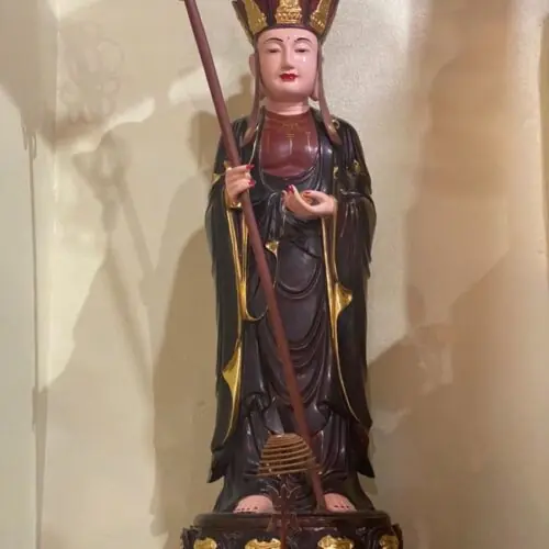 Tượng Đia tạng vương bồ tát đứng