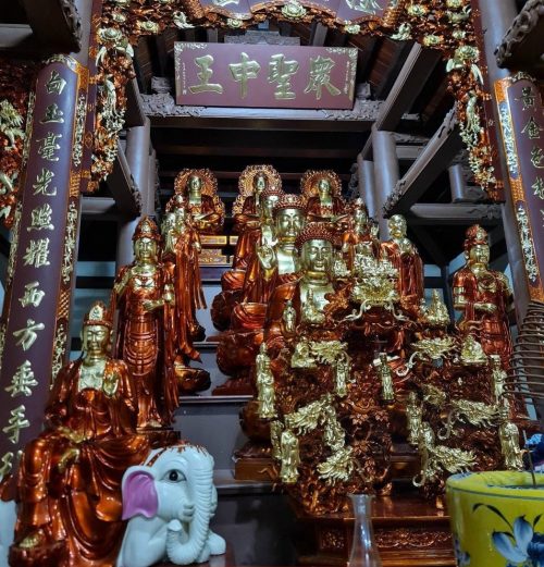 Khám phá ý nghĩa của ban Tam Bảo và các tượng Tam Bảo trong chùa 2 Tượng trong ban tam bảo