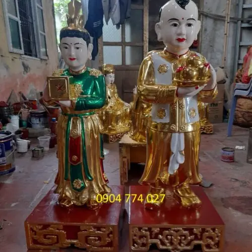Tượng cậu áo trắng bưng đào