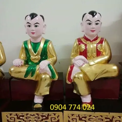 tượng cậu ngồi vắt chân