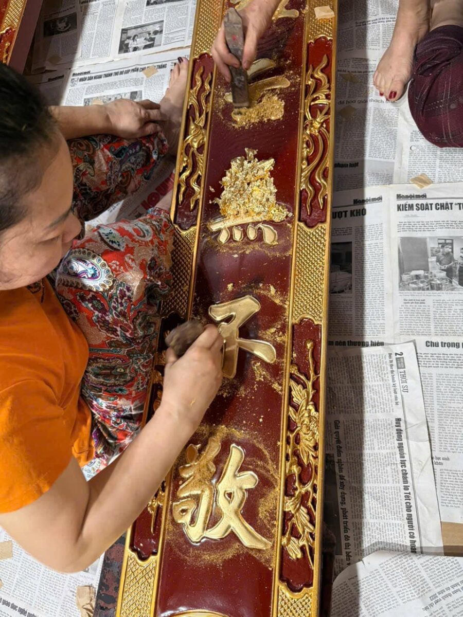 Vàng Lá Nhỏ Và Vàng Lá To Khác Nhau Thế Nào? Hiểu Đúng Về dát Vàng 24K 1 nghệ nhân thếp vàng