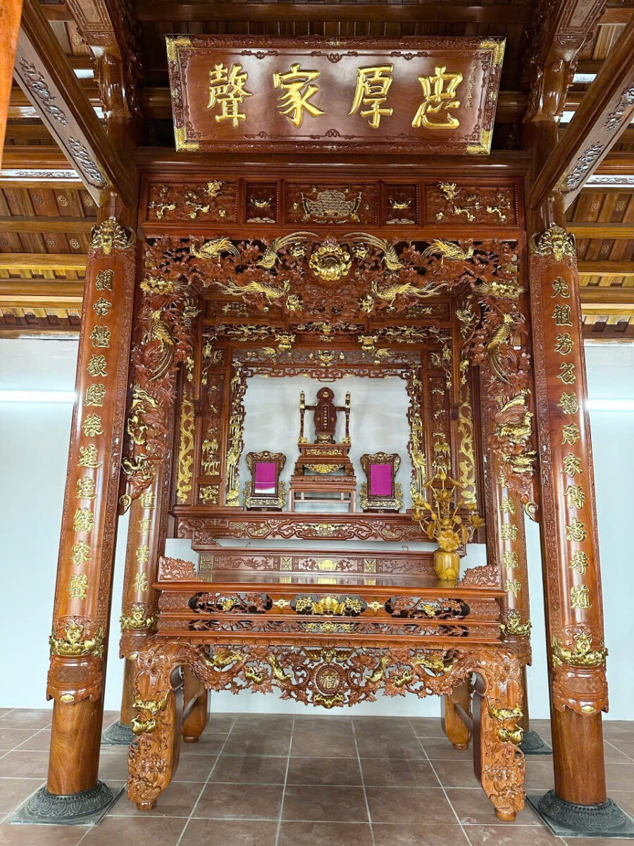 Ban thờ gia tiên nhà cổ