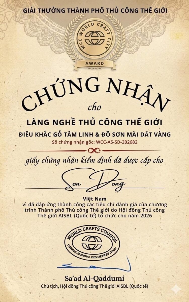 Tổ Công Tông Đức Hay Tổ Tông Công Đức Mới Đúng? Giải Nghĩa Chuẩn 6 Hình ảnh đại diện làng nghề Sơn Đồng đón nhận chứng nhận thành viên Mạng lưới các thành phố thủ công sáng tạo thế giới. Đây không chỉ là niềm tự hào của làng nghề truyền thống nghìn năm tuổi mà còn là minh chứng cho chiều sâu nghề nghiệp, sự am hiểu văn hóa, Hán Nôm và tinh hoa chế tác đồ thờ truyền thống của các nghệ nhân Sơn Đồng qua nhiều thế hệ.