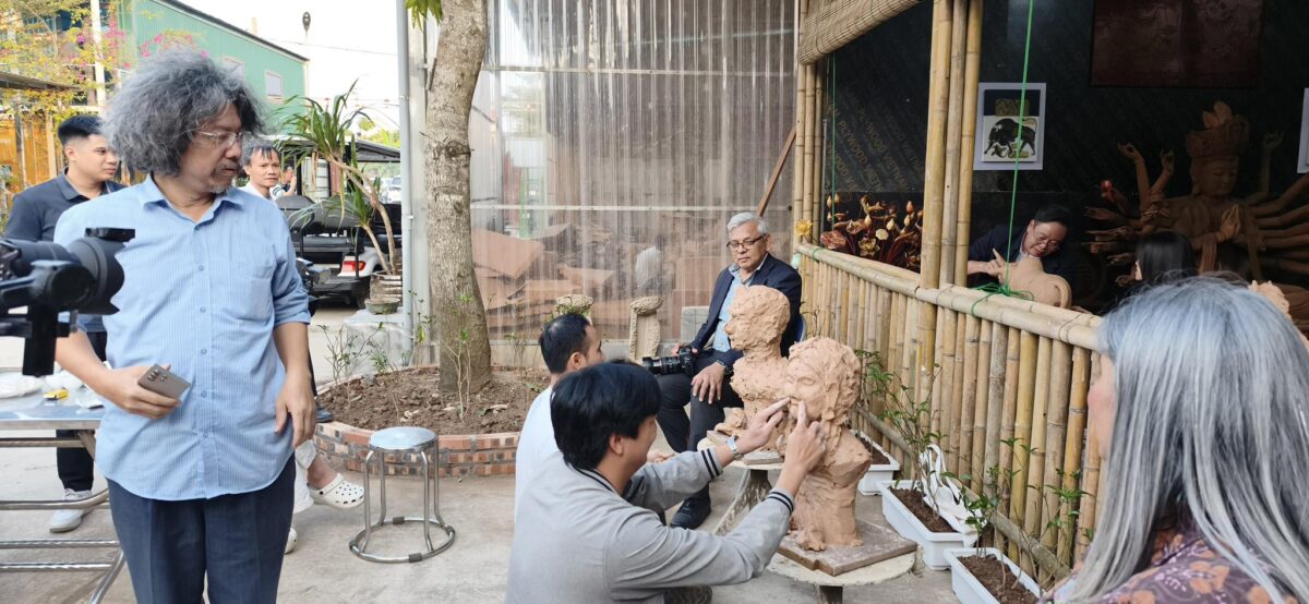 Các nghệ nhân Sơn Đồng trực tiếp trình diễn kỹ thuật điêu khắc gỗ, sơn son thếp vàng truyền thống, mang đến cho du khách cơ hội cảm nhận tinh hoa nghề thủ công Việt Nam ngay tại Hoàng thành Thăng Long.