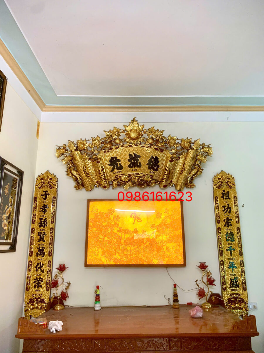 Tổ Công Tông Đức Hay Tổ Tông Công Đức Mới Đúng? Giải Nghĩa Chuẩn 1 Bộ hoành phi câu đối viết đúng theo cấu trúc Hán văn cổ với câu “Tổ công tông đức thiên niên thịnh – Tử hiếu tôn hiền vạn đại vinh”, được chế tác theo lối truyền thống tại làng nghề Sơn Đồng.