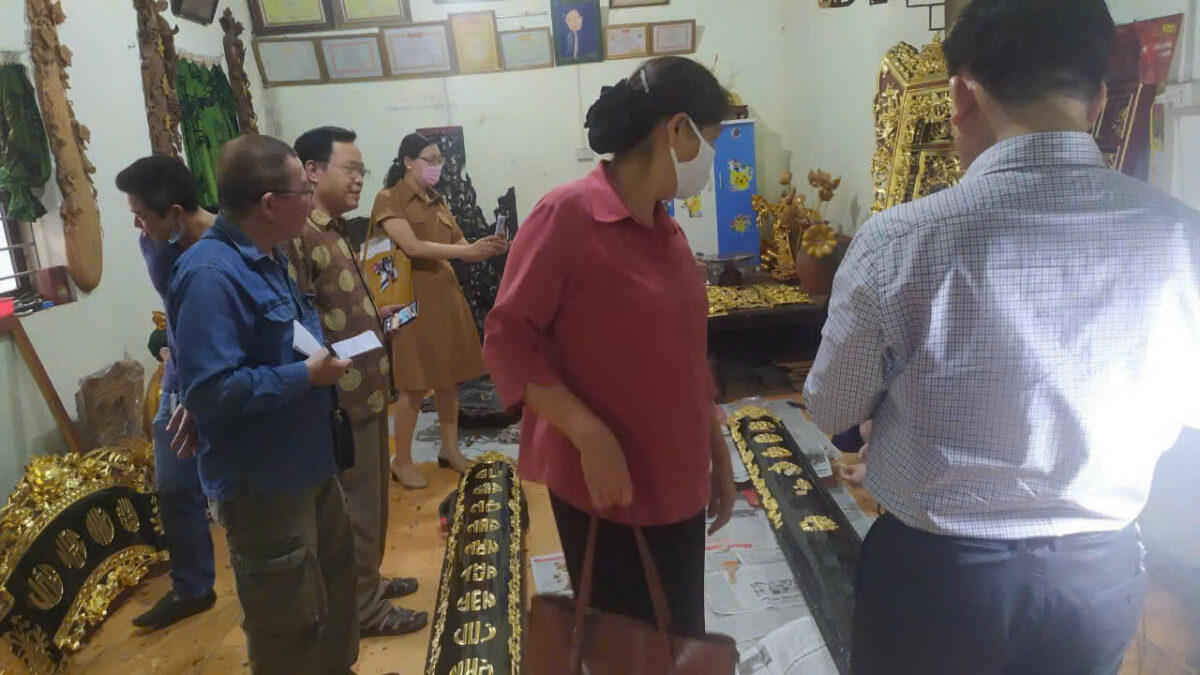 Hình ảnh đoàn thẩm định của Sở Văn hóa và Thể thao Hà Nội về kiểm tra, đánh giá tay nghề và trao danh hiệu Nghệ nhân cấp thành phố cho nghệ nhân Trần Quang Hùng tại làng nghề Sơn Đồng. Đây là sự ghi nhận cho nhiều năm cống hiến trong lĩnh vực điêu khắc gỗ, tạc tượng và chế tác đồ thờ sơn son thếp vàng truyền thống.