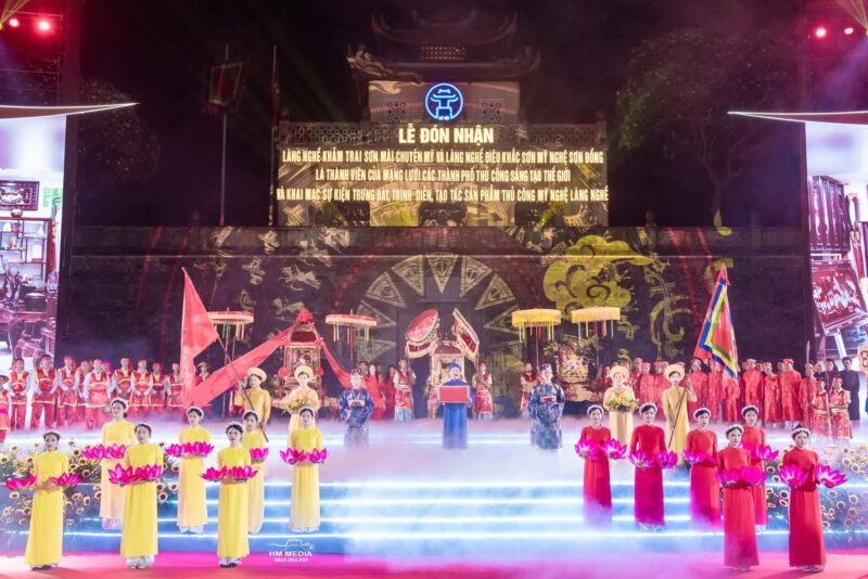Khoảnh khắc trang trọng tại Hoàng thành Thăng Long khi làng nghề Sơn Đồng chính thức đón nhận danh hiệu thành viên Mạng lưới các Thành phố Thủ công Sáng tạo Thế giới, đánh dấu bước phát triển mới cho nghề điêu khắc gỗ và đồ thờ truyền thống Việt Nam.