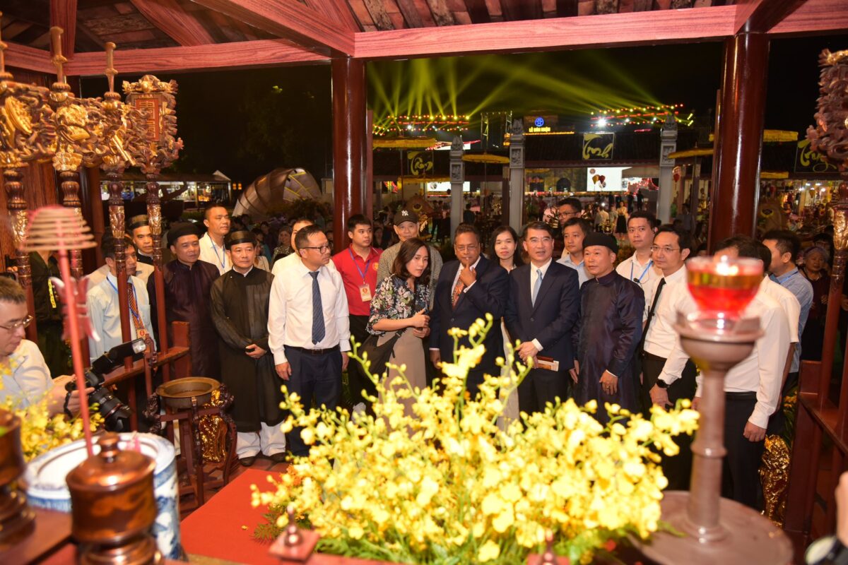 Những tác phẩm tượng Phật, hoành phi câu đối, đồ thờ sơn son thếp vàng của nghệ nhân Sơn Đồng gây ấn tượng mạnh với du khách và chuyên gia quốc tế tại sự kiện trưng bày thủ công mỹ nghệ Hà Nội.