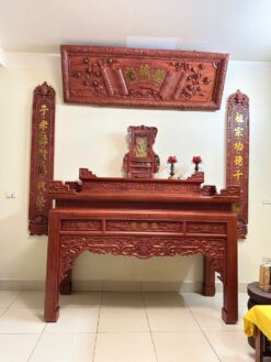 Các chi tiết hoa văn chính được nhấn vàng vừa phải, tạo chiều sâu mà không làm mất trọng tâm của phần chữ.