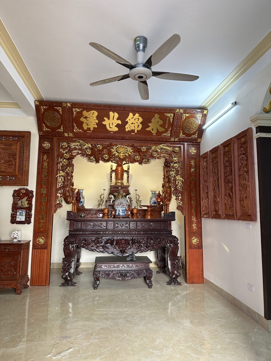 Bộ hoành phi câu đối làm đồng bộ với bàn thờ và cửa võng bằng gỗ.