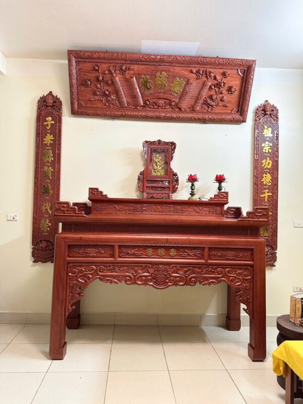 Các chi tiết hoa văn chính được nhấn vàng vừa phải, tạo chiều sâu mà không làm mất trọng tâm của phần chữ.
