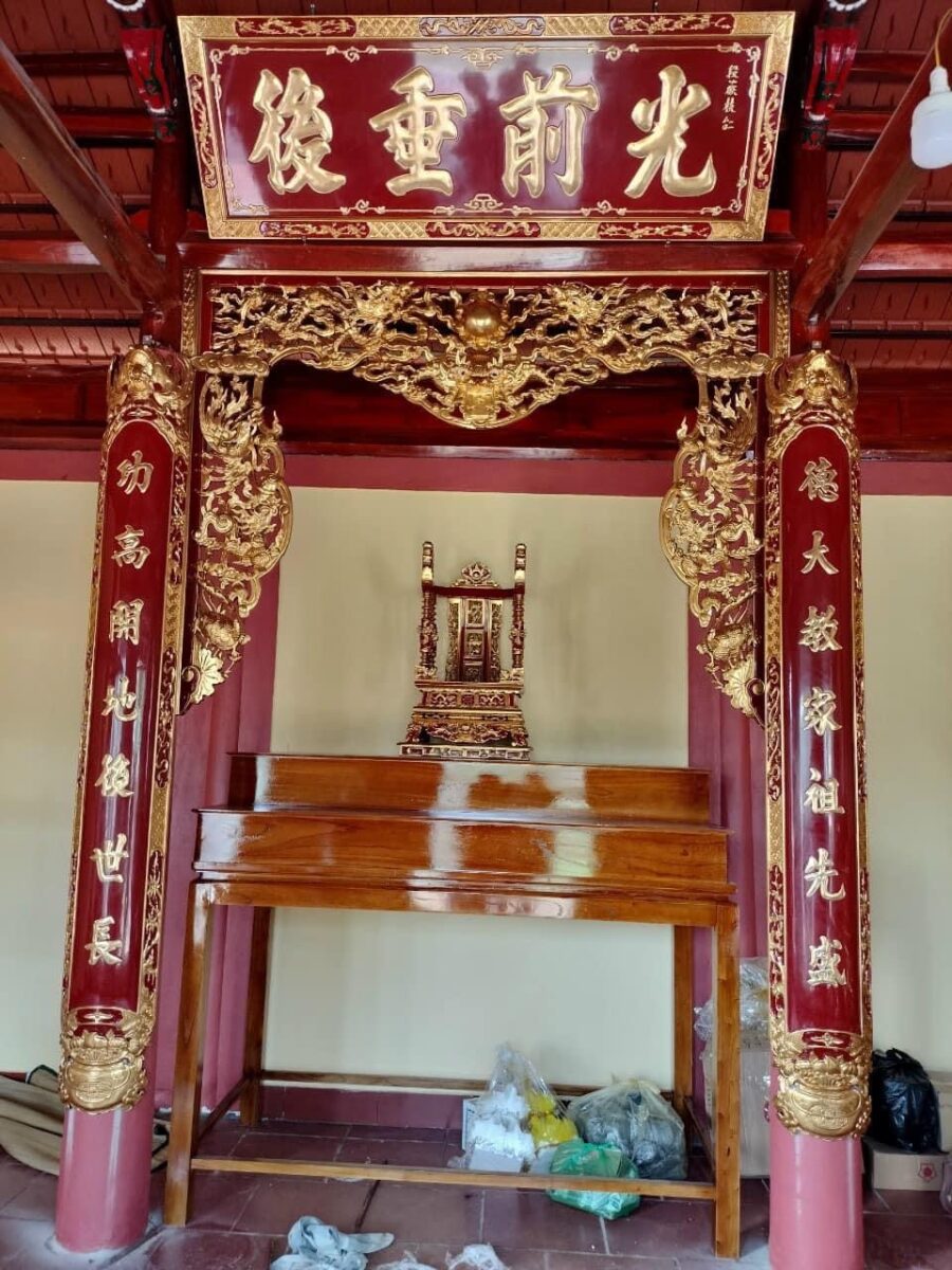Giá Hoành Phi Câu Đối Gỗ Mít – Báo Giá Theo Mẫu & Kích Thước 7 Chữ Hán tạo vẻ cổ kính cho gian thờ nhưng gia đình cần hiểu rõ phiên âm, ý nghĩa và thứ tự đọc của từng câu chữ.
