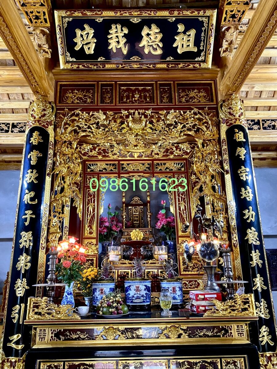 Cửa võng Mai Điểu có đường chạm mềm mại, tạo cảm giác nhẹ nhàng và trang nghiêm cho không gian thờ.