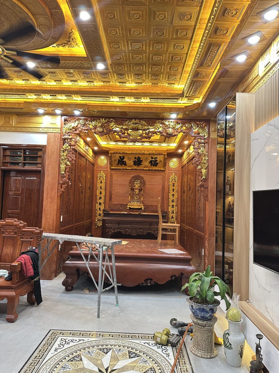 Giá Cửa Võng Gỗ Bao Nhiêu? Báo Giá Theo Mét Dài 8 Hoành phi câu đối chữ Đức Lưu Quang được chế tác theo kích thước gian thờ.