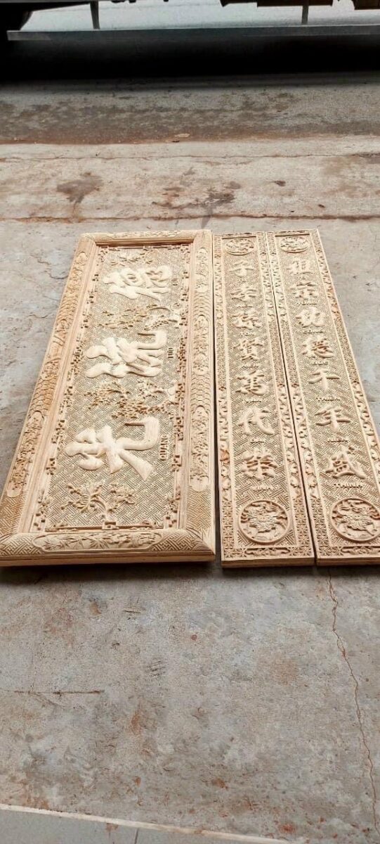 Ý Nghĩa Câu Đối Treo Bàn Thờ Gia Tiên – Mẫu Câu Đối Hay 7 Hoành phi câu đối gỗ hương trạm hoa văn