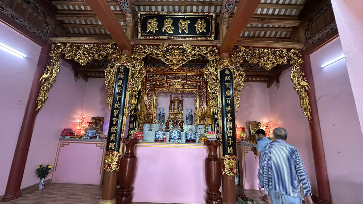 Sản phẩm hoành phi câu đối hoàn thiện tại Xưởng Đồ Thờ Trần Hùng – Sơn Đồng.