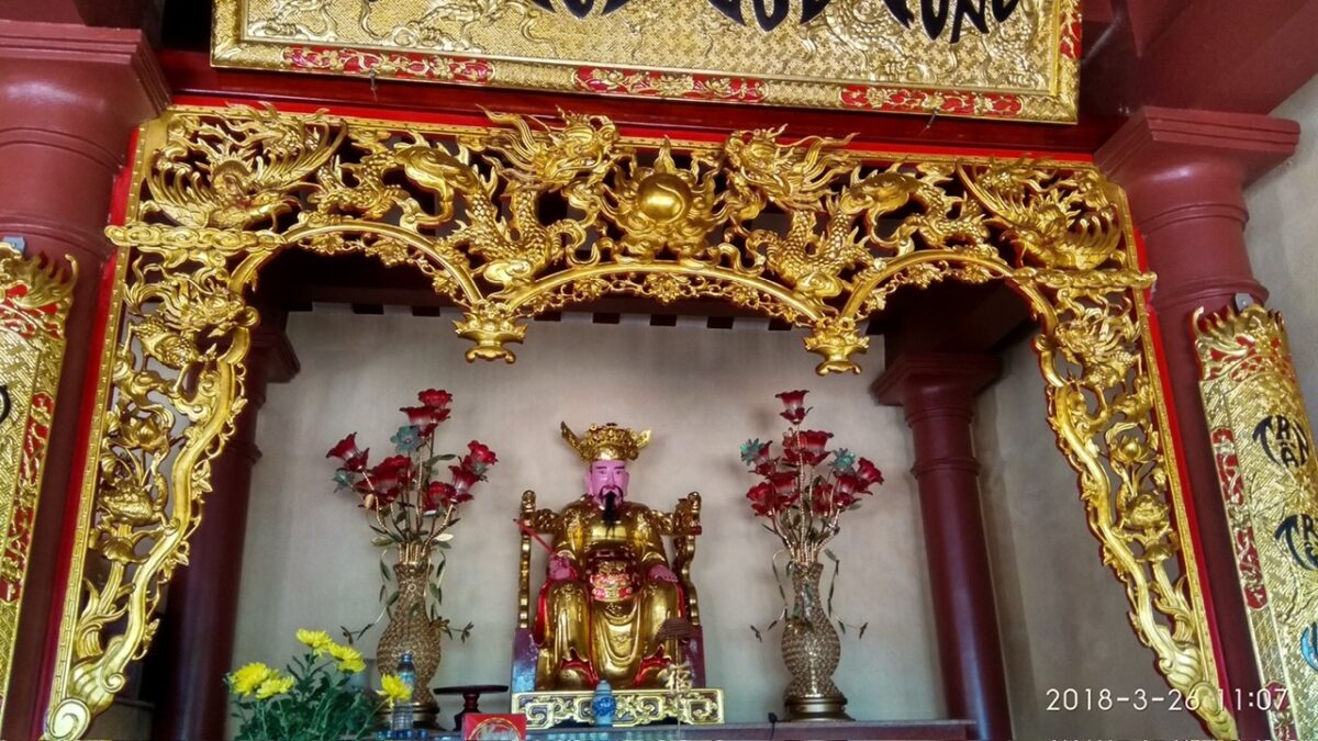 Xưởng Làm Cửa Võng Sơn Đồng – Nghệ Nhân Trực Tiếp Chế Tác 12 Cửa võng được căn đúng trục bàn thờ, cố định chắc chắn và giữ khoảng nhìn thông thoáng vào khu vực thờ.