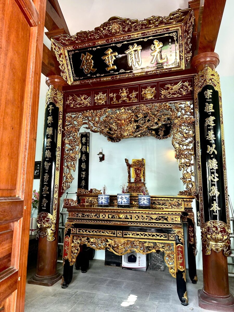 Phần chữ và hoa văn chính được thếp vàng trên nền son đỏ, tạo điểm nhấn trang nghiêm cho gian thờ.