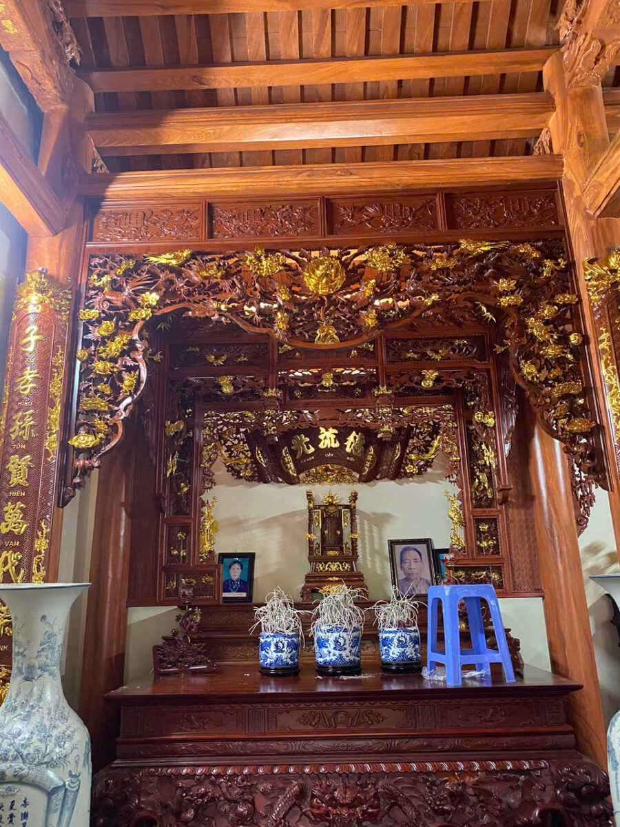 Cửa võng gỗ Hương trong bộ đồ thờ đầy đủ thờ gia tiên