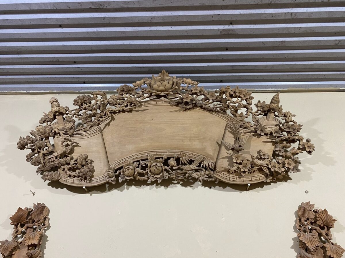 Cuốn Thư Câu Đối Thờ Gia Tiên – Chọn Mẫu Và Nội Dung Chữ 2 Cuốn thư câu đối mộc tại xưởng sản xuất