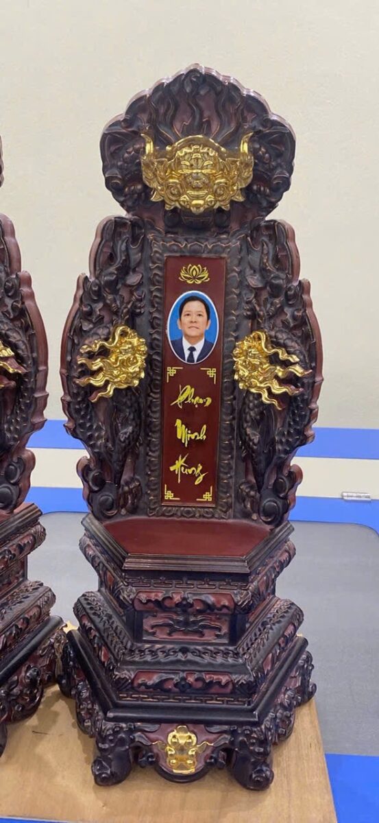Mẫu bài vị gỗ hoàn thiện sơn giả cổ, màu trầm phù hợp với bàn thờ và không gian thờ truyền thống.