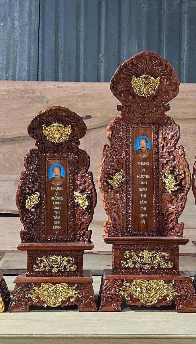 Bài vị gỗ hoàn thiện PU màu nâu, phù hợp với bàn thờ gỗ gụ, gỗ hương hoặc gian thờ sử dụng màu gỗ làm chủ đạo.
