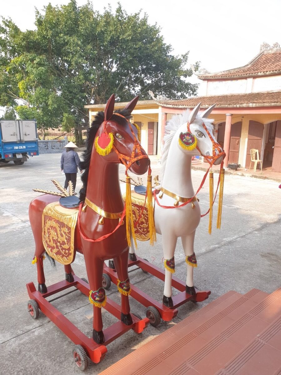 Ngựa thờ bằng gỗ tại Đình