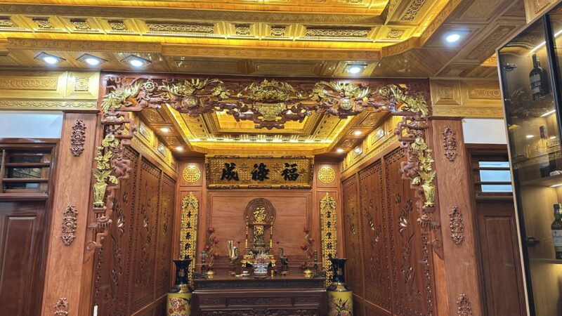 Vì sao bộ đồ thờ nhìn sáng và sang dù chủ đạo vẫn là màu gỗ?