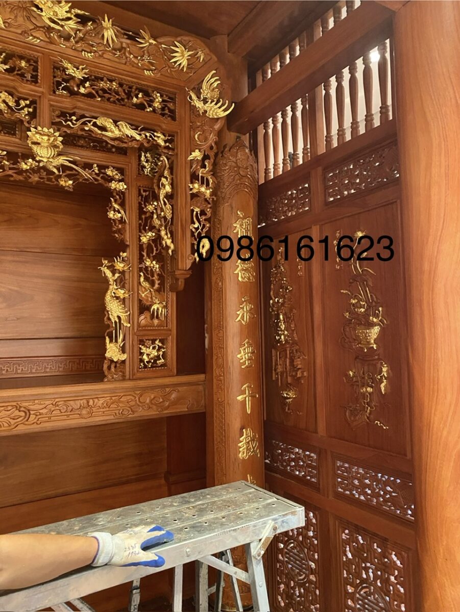 Phía trong là hệ tứ bình chạm liên khối từ tấm gỗ dày