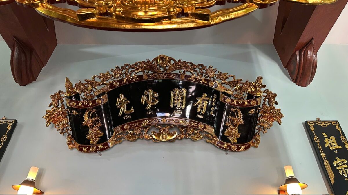 Lớp cuốn thư phía trong kết hợp bàn thờ tạo chiều sâu và trục trung tâm cho gian thờ.