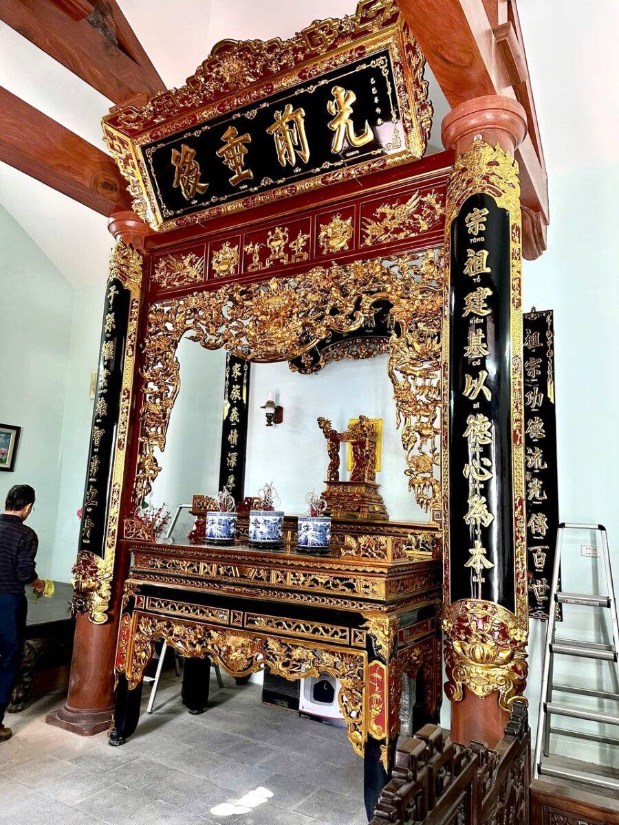 Không gian sau khi hoàn thiện hệ thống gian thờ, cửa võng, hạ xà và đồ thờ sơn son thếp vàng.