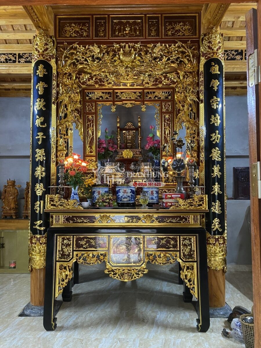 Công Trình Gian Thờ Nhà Thờ 3 Gian Gỗ Lối Cổ 3 Lớp cột ngoài gồm hoành phi, hạ xà, cửa võng và câu đối máng trên cột.