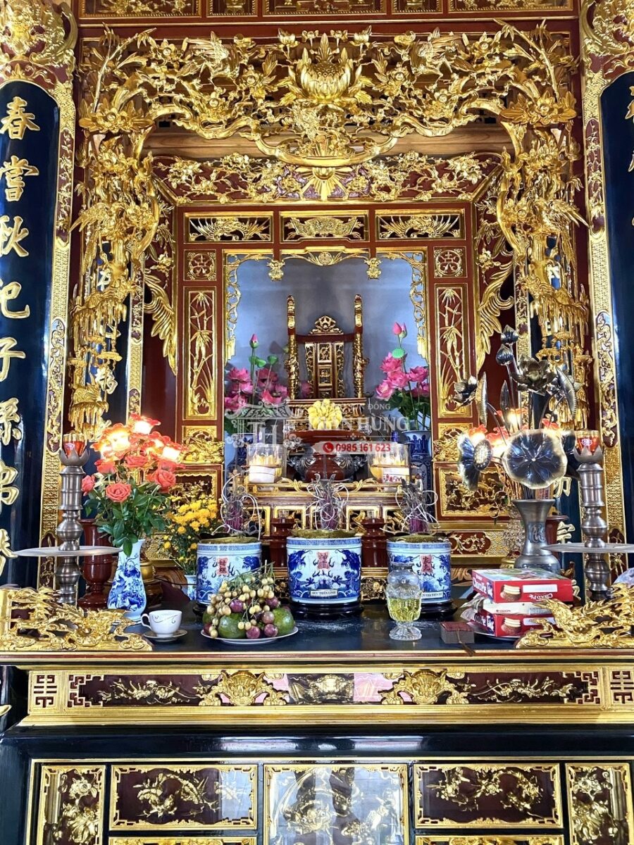 Công Trình Gian Thờ Nhà Thờ 3 Gian Gỗ Lối Cổ 5 Tam cấp nòng thuyền tạo ba cao độ theo chiều sâu nhưng từ ngoài nhìn vào vẫn giữ được bố cục gọn và trang nghiêm.