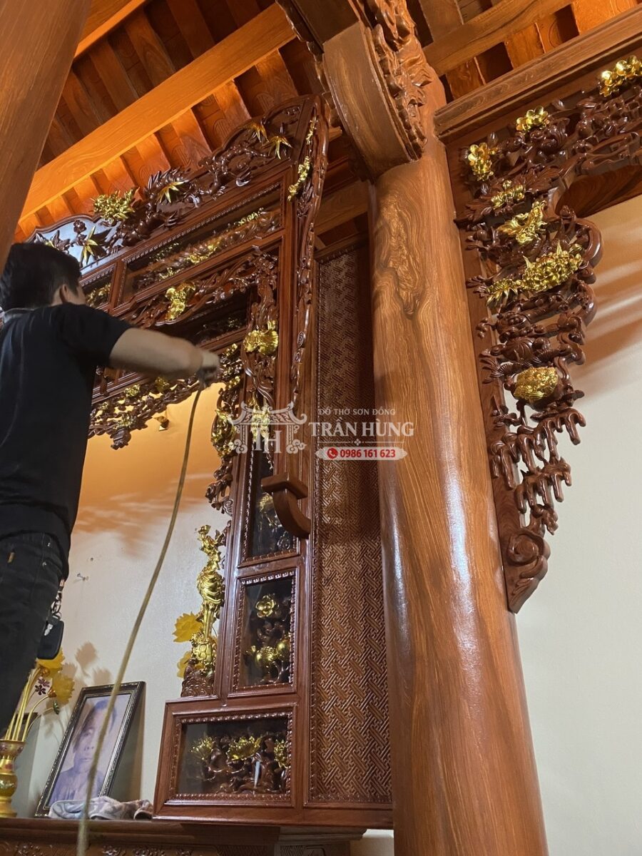 Giường cầu và khám gian tạo lớp thờ phía trong, giúp không gian có chiều sâu rõ hơn.