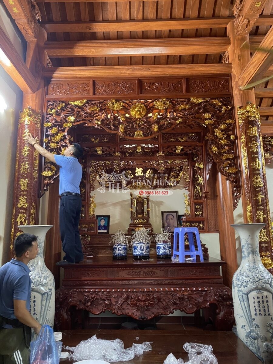 Lớp ngoài của gian thờ gồm cửa võng, câu đối và bàn thờ sập theo lối truyền thống.