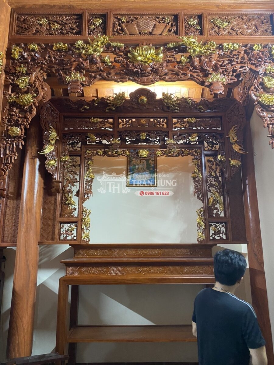Gian thờ Tứ Phủ với cửa võng Mai Hóa Rồng phía ngoài và khám gian phía trong.