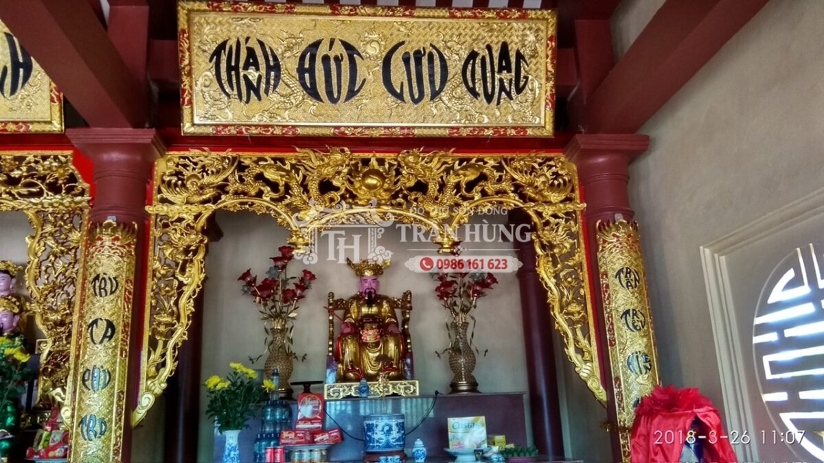 Hoành phi và cửa võng được tính toán kỹ lưỡng để phù hợp với gian thờ 