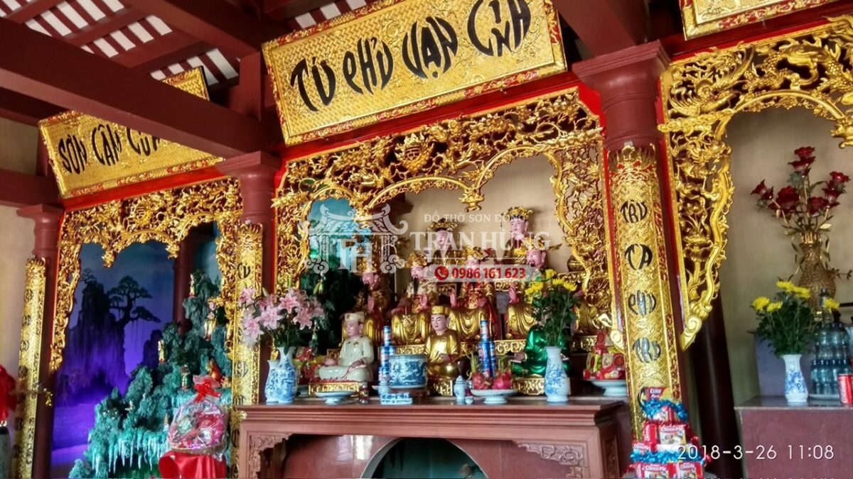 Cửa võng và hệ hoành phi câu đối tạo khung trang nghiêm cho điện thờ Công đồng.